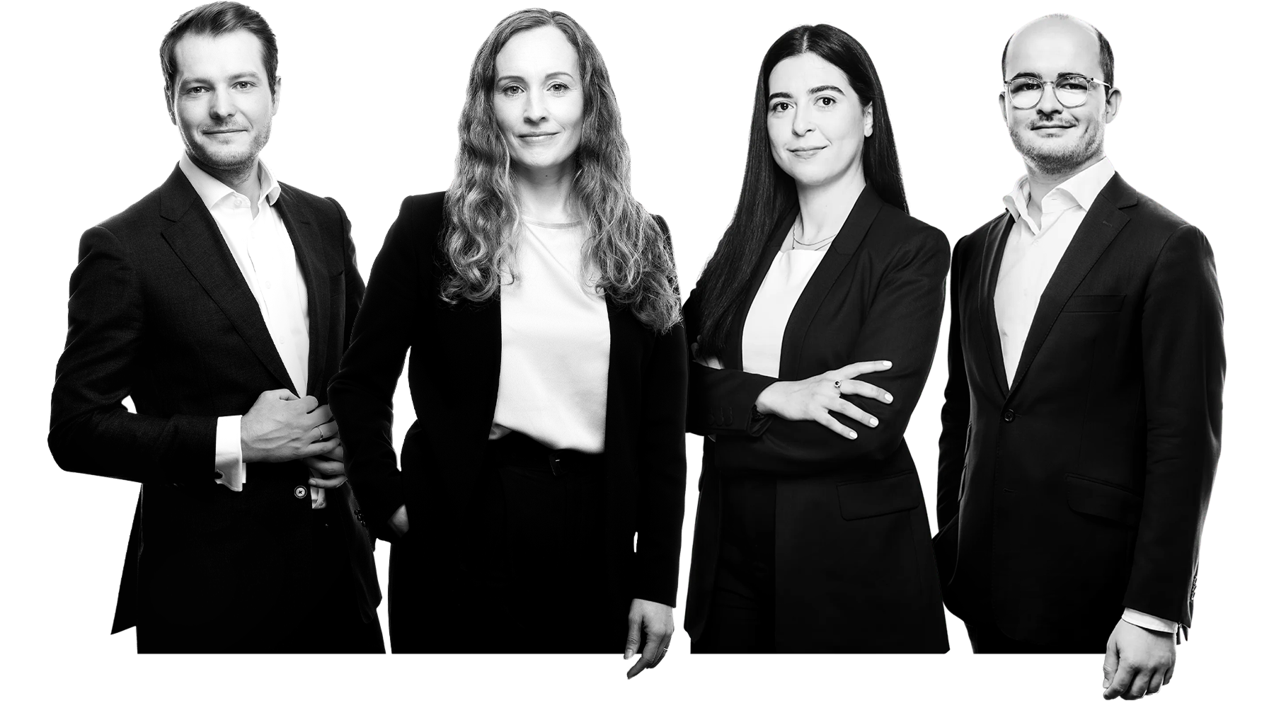 Schwarz-weiß-Gruppenporträt von Carl-Alexander Dinges, Dr. Sarah Salaschek, Yasmine Azzaoui und Dr. Christian Kube, alle in Businesskleidung, stehen nebeneinander und blicken in die Kamera.