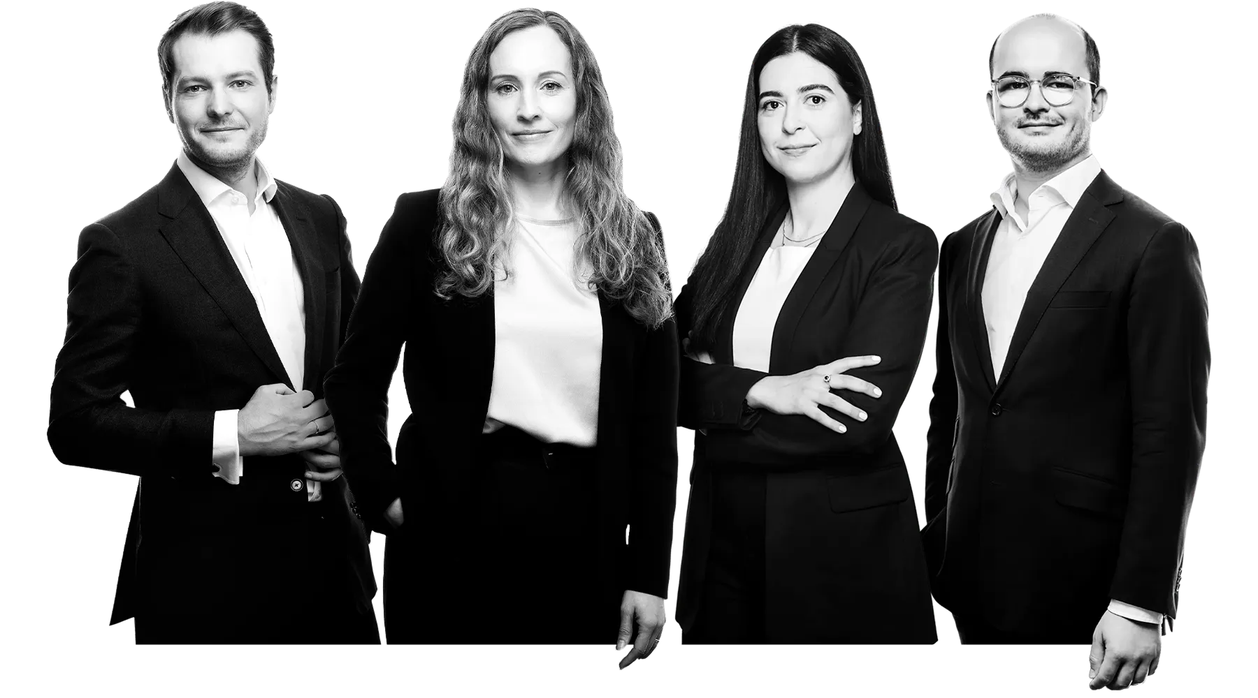 Schwarz-weiß-Gruppenporträt von Carl-Alexander Dinges, Dr. Sarah Salaschek, Yasmine Azzaoui und Dr. Christian Kube, alle in Businesskleidung, stehen nebeneinander und blicken in die Kamera.